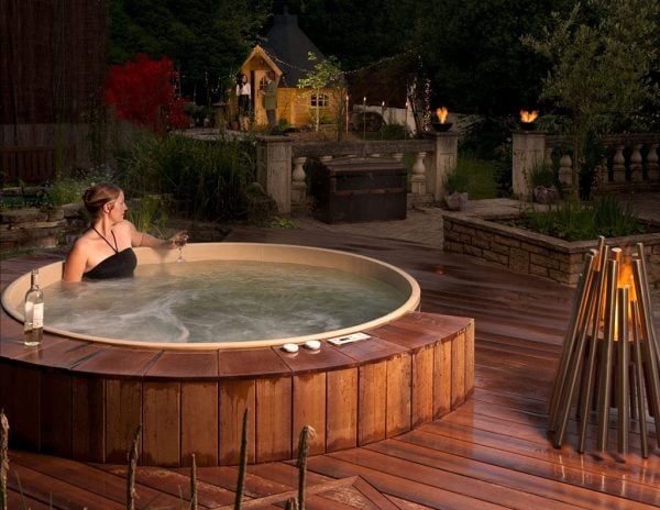 Outdoor Round Cedar Hot Tub